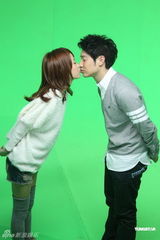 组图：潘玮柏拍MV展现吻功 自曝好久没接吻