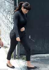 组图：卡戴珊剪齐头帘变清新 模仿赫本骑自行车