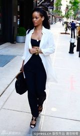 组图：蕾哈娜内衣外穿赶赴纹身会所 粉丝激动献花