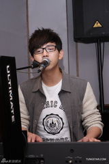 组图：胡夏为演唱会练唱 公司安排按摩缓解压力