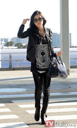 组图：韩星韩佳人黑皮紧身裤亮相机场宛如女战士