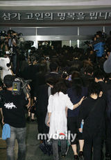 幻灯图：朴龙河灵车抵达火葬场 骨灰将安置京畿道