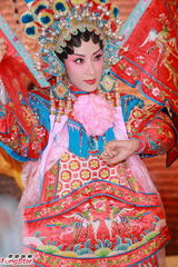 组图：《名媛望族》播映大结局 杨怡戏服现身颇亮眼