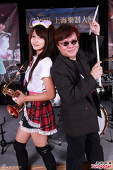 组图：许雅涵助阵上海某乐器展再显萌风