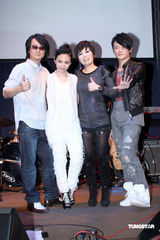 幻灯图：F.I.R演唱会 阿沁和飞被要求玩求婚秀