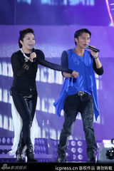 组图：中秋蔡依林献唱露胸光 谢霆锋拒谈王菲