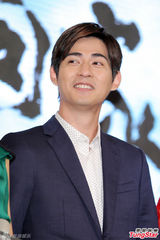 周渝民试片会中分造型文艺儒雅 张钧甯绿裙(图)