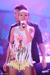 组图：李克勤郑欣宜开唱 鼓励年青人追梦