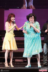 组图：曾志伟薛家燕扮肥姐 郑欣宜隔空寄思念