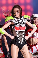 组图：台北跨年蓝心湄陶醉自摸 谢金燕性感深蹲