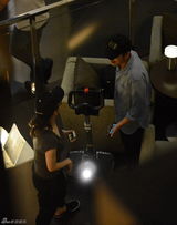 组图：徐若瑄休闲抵京与帅哥热聊