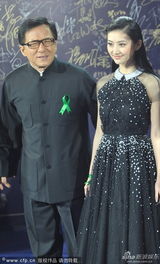 组图：《警察故事》成龙刘烨亮相 景甜甜美相伴