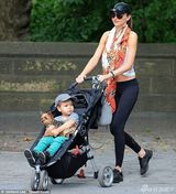 组图：米兰达披花丝巾抢眼 儿子抱小狗可爱卖萌