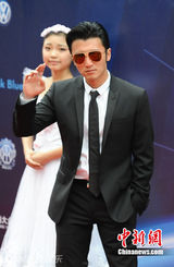 组图：华鼎奖刘晓庆低胸性感 赵本山牵手爱女