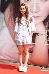 组图：陈芳语首辑庆功签唱 自曝狂爱贺军翔