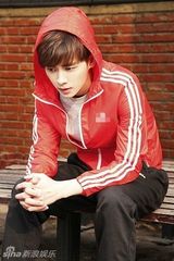 组图：李易峰曝街拍写真 阳光暖男春意袭人