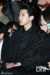 组图：EXO出席时装周开幕 携女模走秀帅气十足