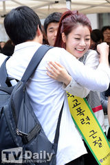 组图：韩团GirlsDay街头送路人爱心抱抱