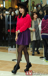 组图：韩星河智苑可爱迷你短裙亮相新书签名会