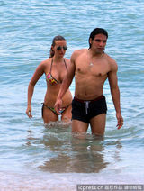 组图：球星法尔考海中爱抚娇妻 舔肚脐极度高调