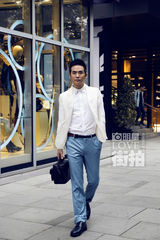 明星爱街拍：张晓龙绅士出街 风度翩翩笑容迷人