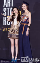 组图：郑丽媛搭档超模宋庆儿主持艺术选秀节目