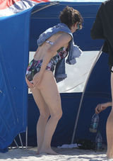 组图:罗丝-麦高恩比基尼秀豪乳 臀部下垂煞风景