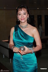 组图：林青霞典雅亮相活动 徐子淇白裙显高贵