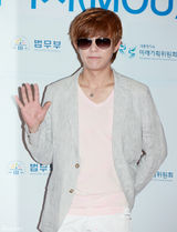 高清组图：FTIsland与4minute等参加活动呼吁维权