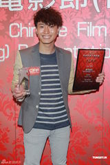 组图：陈柏宇喜获优秀演员奖 赞女友素颜漂亮