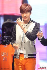 组图：李敏镐休闲装帅气亮相 长腿偶吧笑容迷人