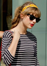 组图：泰勒-斯威夫特金发红唇腔调十足