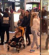 组图：贝嫂带女逛街疾走 小萌娃手拿冰淇淋狂吃