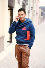 组图：王小毅上演自编自导光棍节主题街拍    