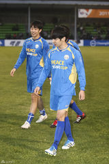 高清组图：JYJ金俊秀带队比赛 球场卖力最终胜出