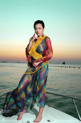 幻灯图：何彦霓拍名族服饰写真 跟“花”一样美