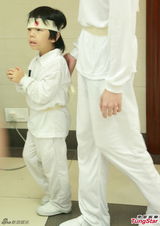 温碧霞母亲出殡双手合十 披麻戴孝神情落寞(图)