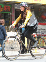 组图：梅根-福克斯《忍者神龟》片场帅气骑单车