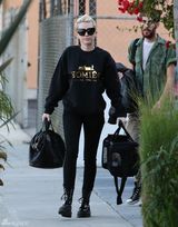 组图：麦莉-塞勒斯戴墨镜一身黑扮假小子