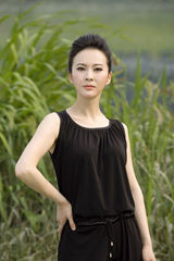 组图：张大静清新写真片出炉 大方女人显雅致