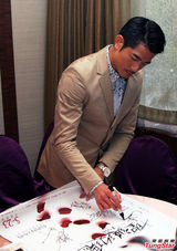 组图：杨采妮新片获好评 郭富城笑叹不容易