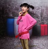 组图：包文婧亲和力十足 化身娇俏“牛魔王” 