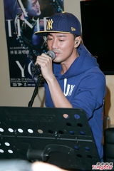 组图：林峰将再再次唱响红馆 帅气练唱