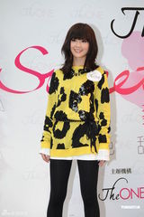 组图：阿Sa(蔡卓妍)自称粘人女友 想35岁前做妈妈