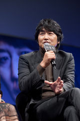 高清图：韩星宋康昊李娜英新片《howling》宣传