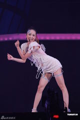 组图：蔡依林香港演唱会收官 服装饰物频掉落