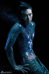 组图：王阳明时尚大片半裸秀身材 刺青吸睛