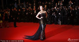 组图：章子怡戛纳走秀抹胸长裙秀美肩