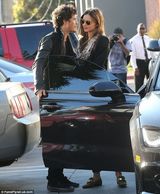 组图：影星布鲁姆当街吻妻心不在焉