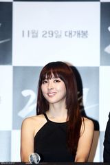 高清组图：韩片《26年》试映 任瑟雍架拐出席